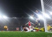 半岛体育在线-足球盛宴中球队的搏斗展现出团结与拼搏