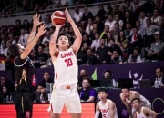 半岛体育平台-篮球比赛中出现惊险一幕，队员表现出色