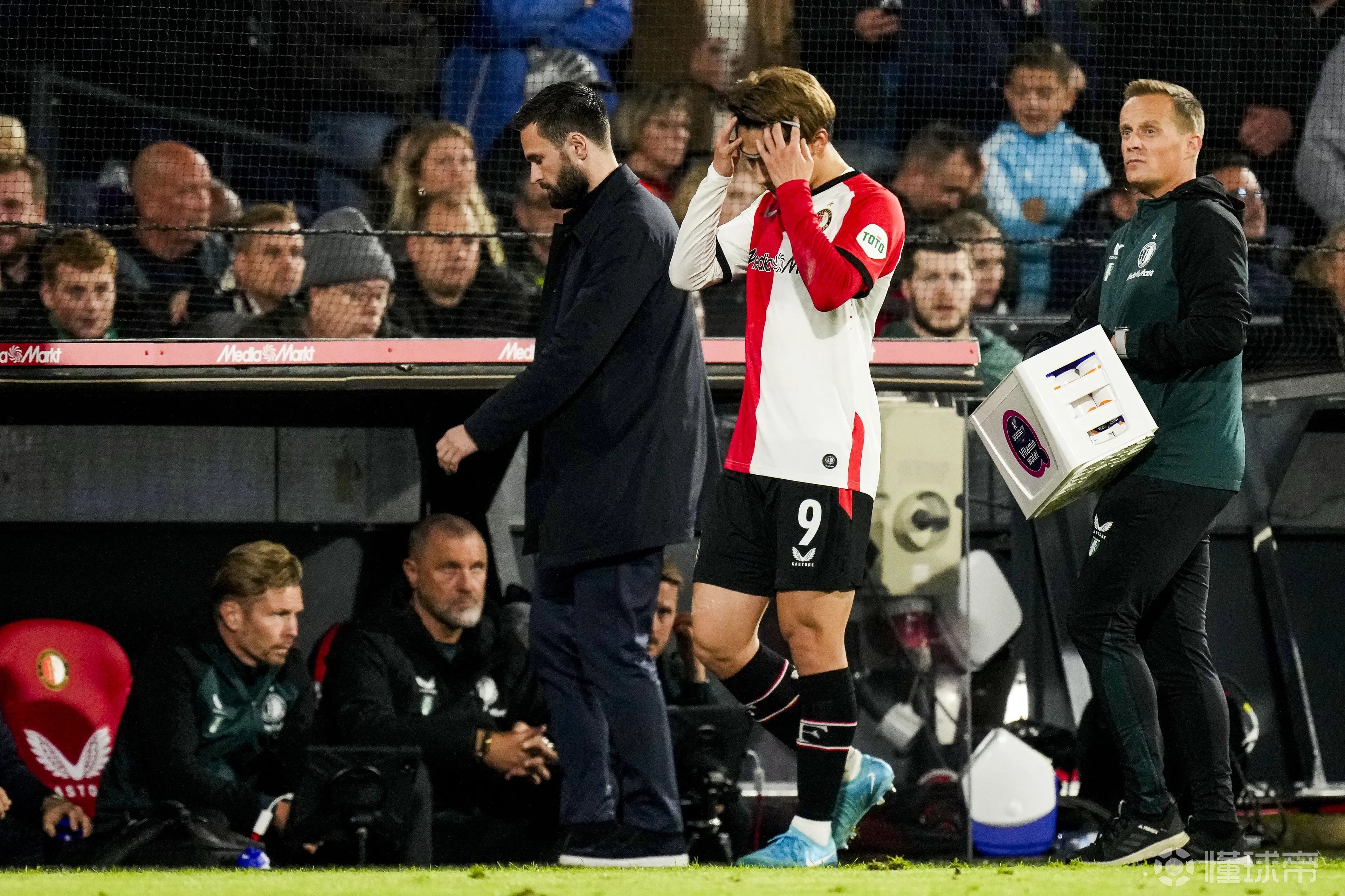 包含日本足球职业联赛出现意外，球员受伤情况引关注的词条