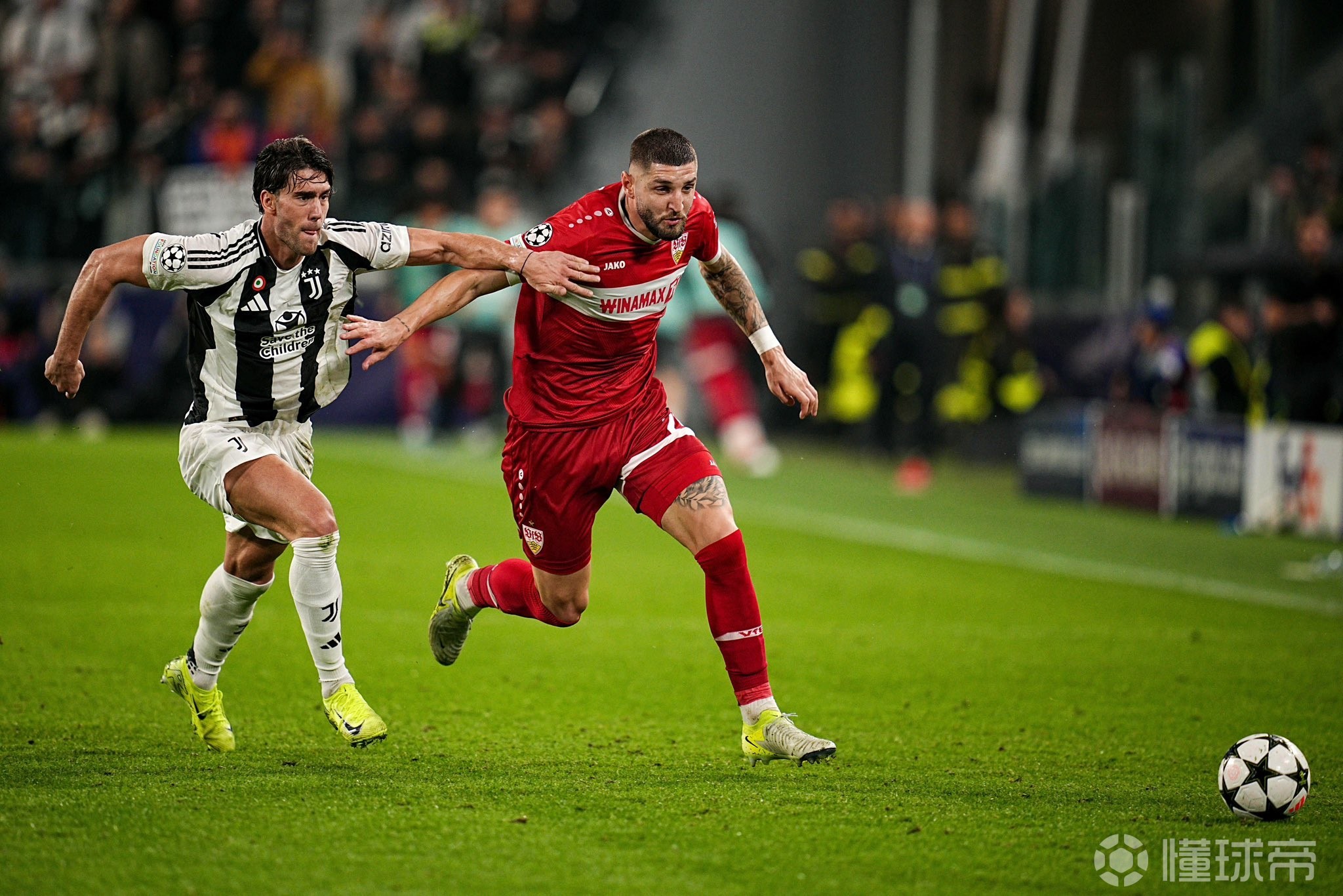 斯图加特球员赛后庆祝，氛围融洽的简单介绍