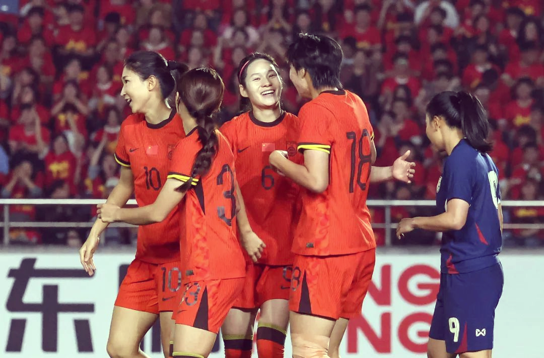 中国女足运动员在国际比赛中获胜
