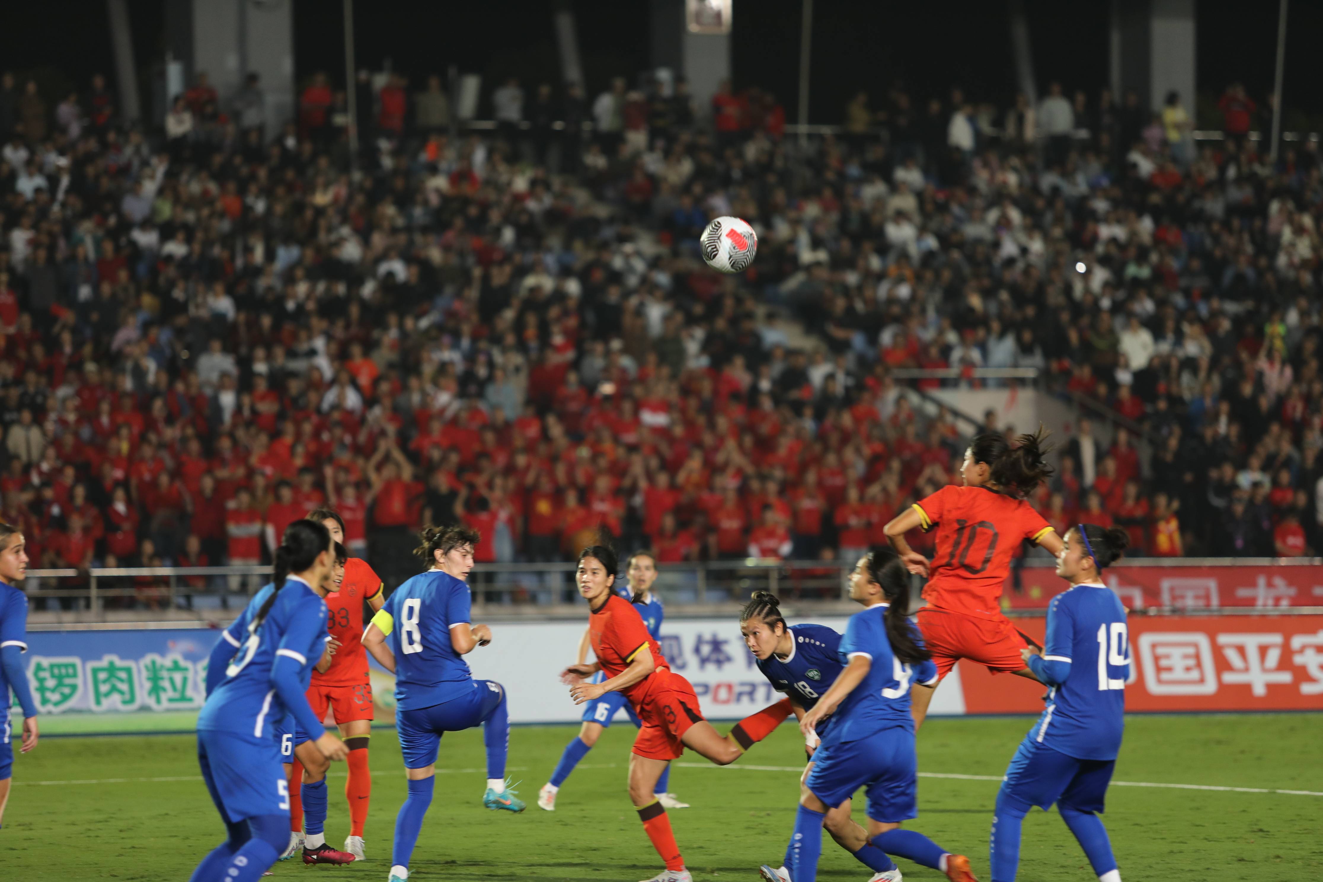 中国女足运动员在国际比赛中获胜