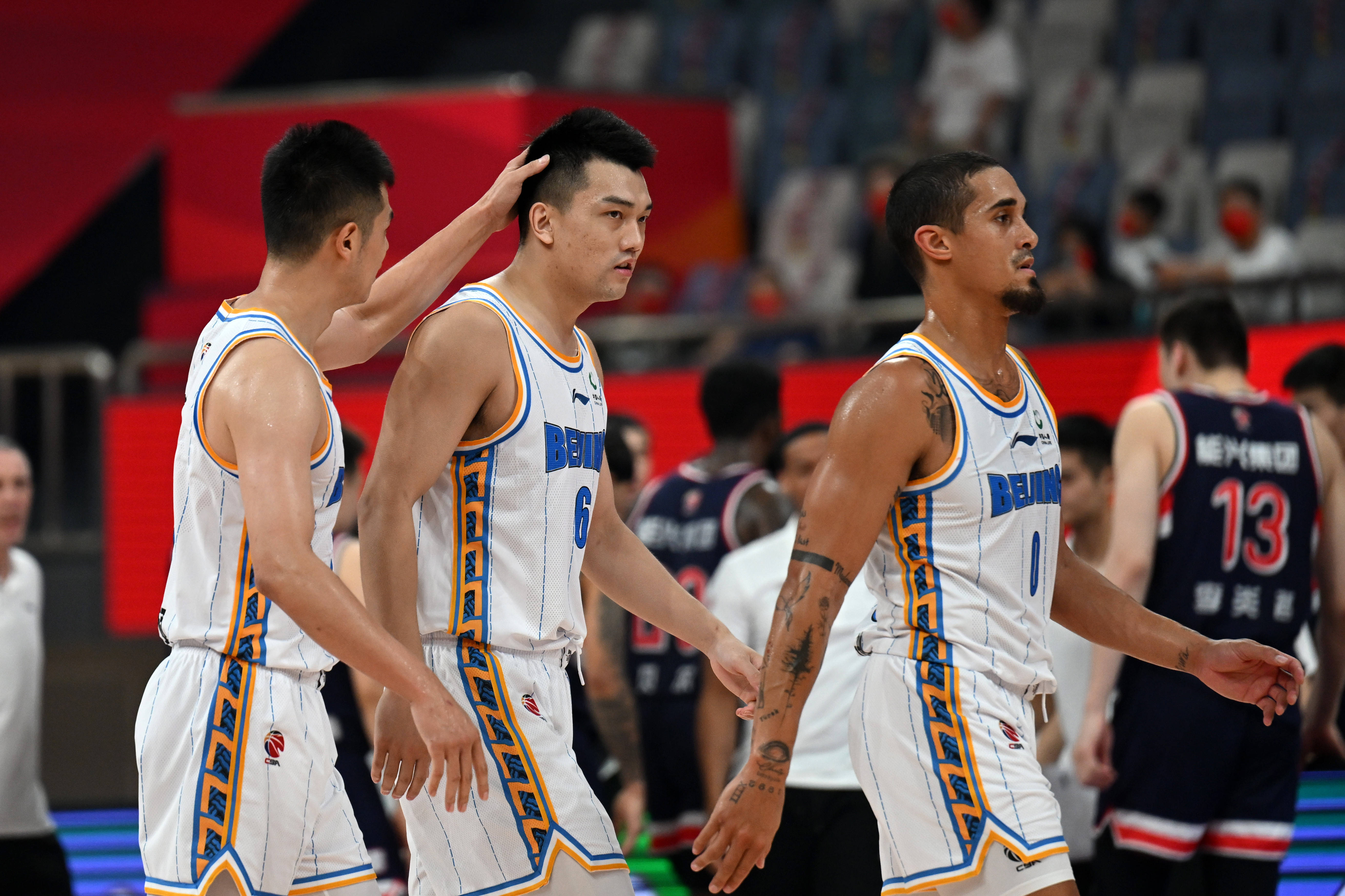 包含精神鼓舞：球队团结协作，冲出困局取得成功的词条