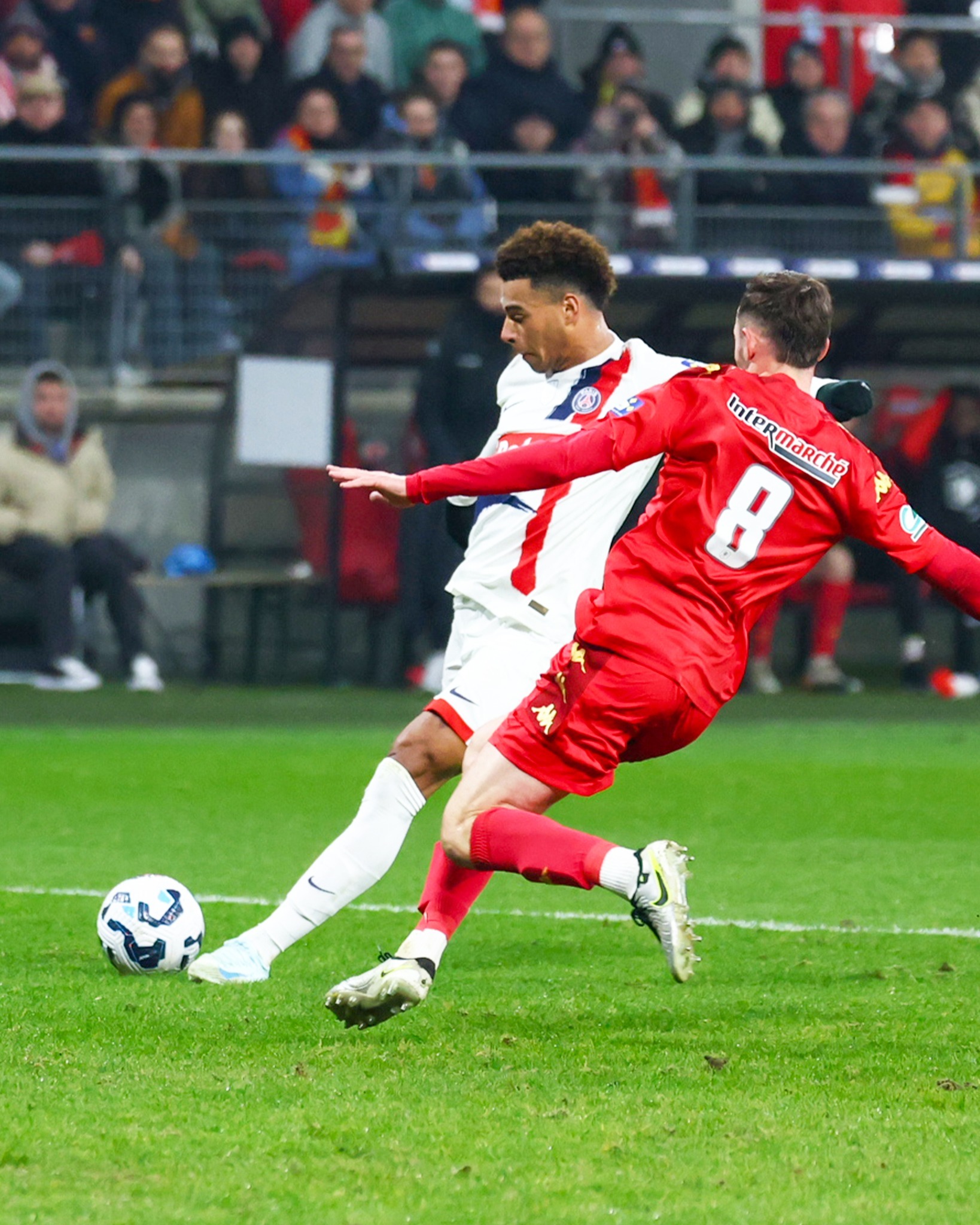 法国淘汰赛险胜,一球优势晋级