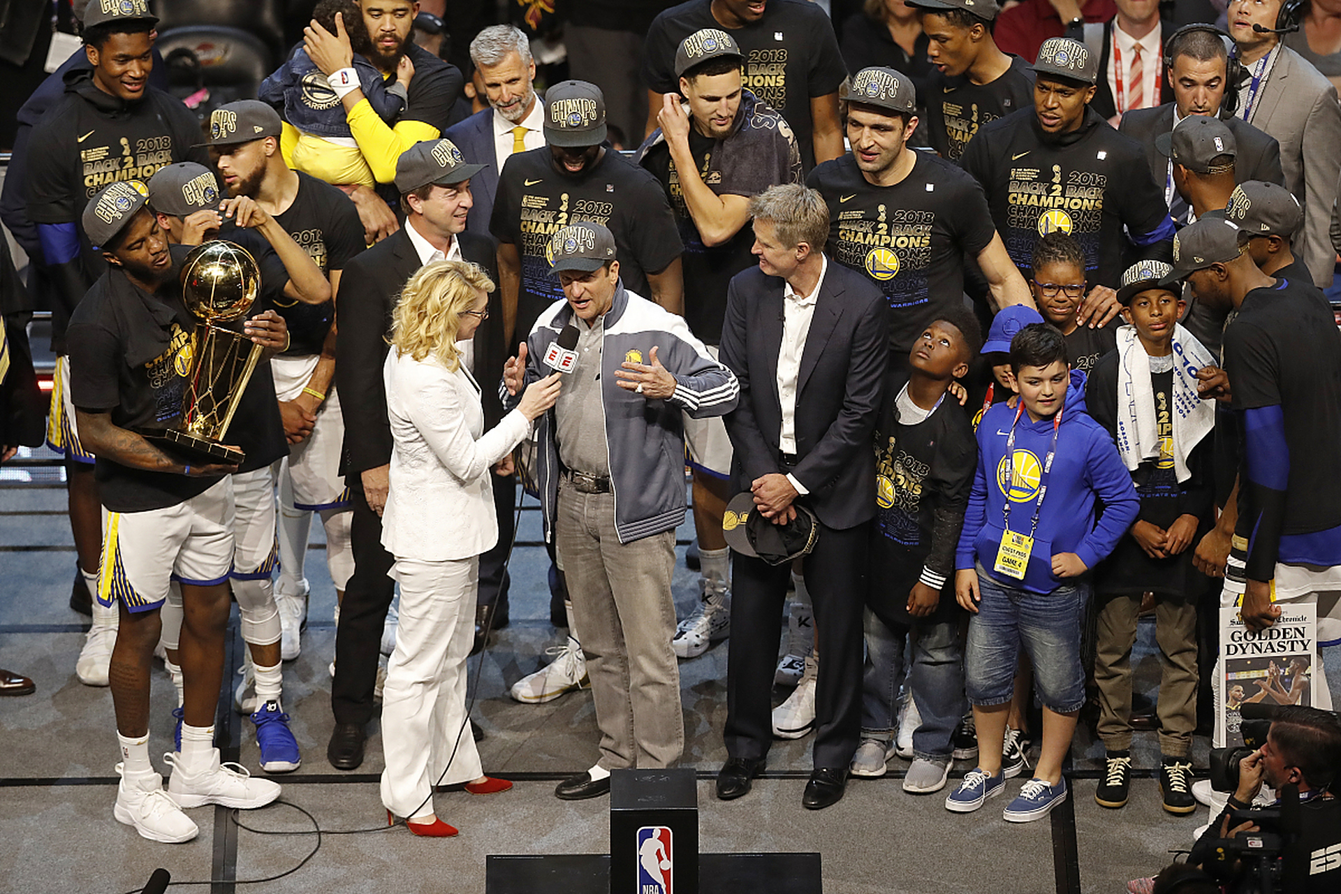 勇士对阵猛龙精彩对抗比赛引发球迷期待