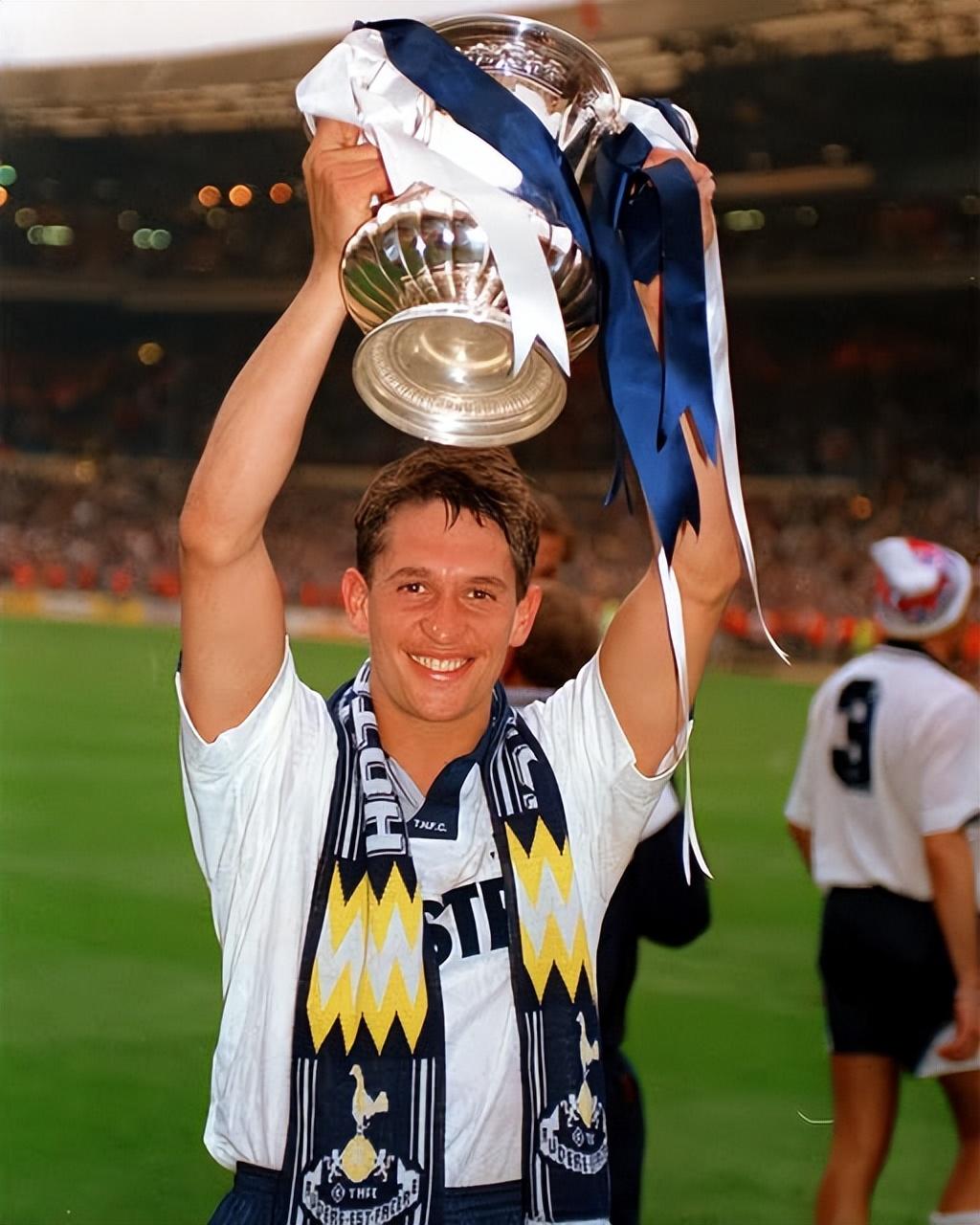 弗格森领衔球队取得关键胜利，继续向前进的简单介绍