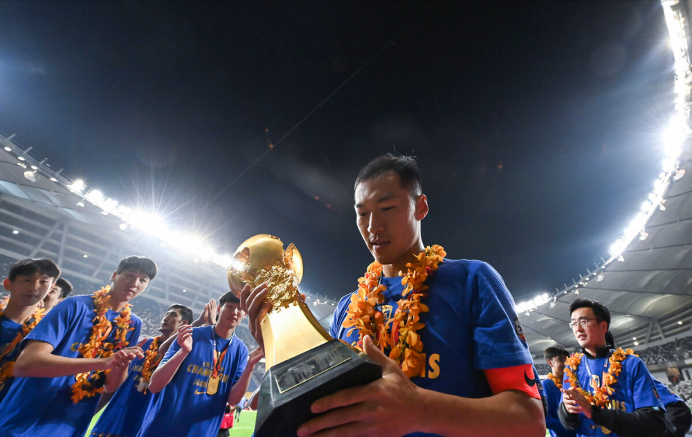 关于足球运动风靡全国，职业联赛成为焦点的信息