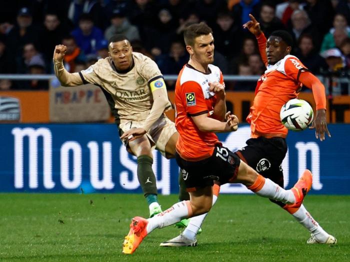 关于里昂击败马赛，重新登上法甲积分榜榜首位置！的信息