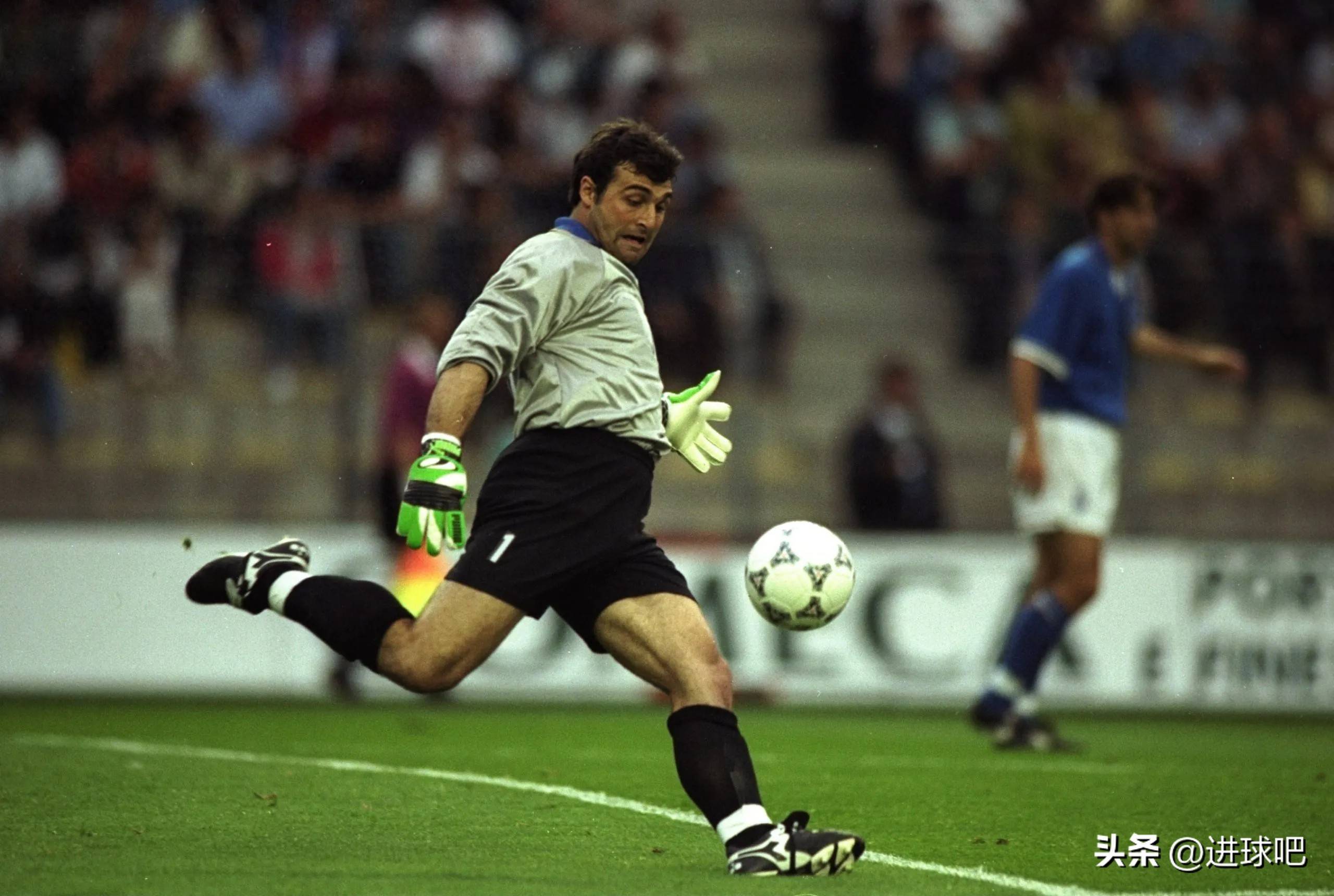 包含足球赛中意大利队实现逆袭，成功晋级次轮的词条