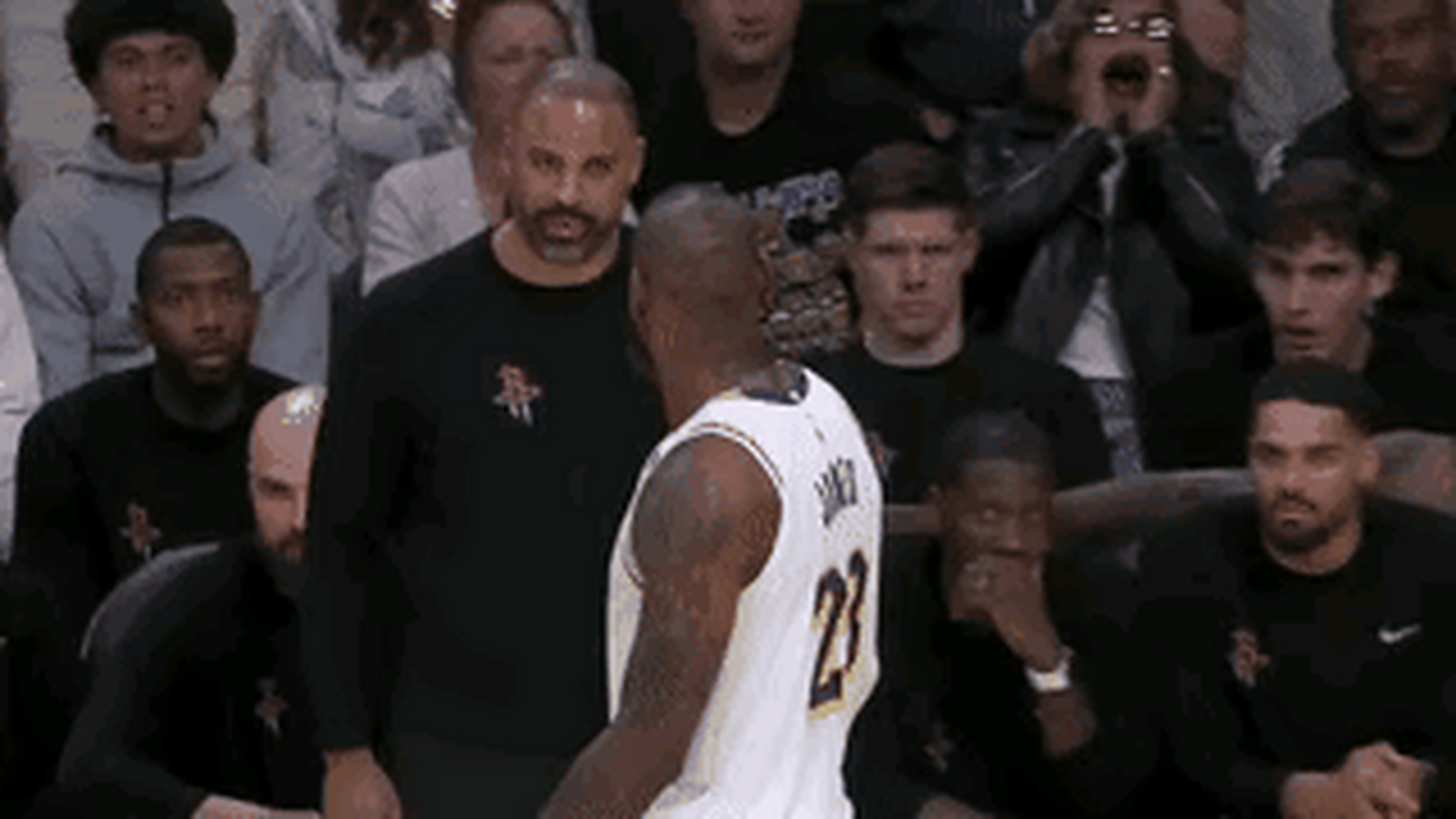 关于湖人主帅与球员发生争执，关系生变的信息