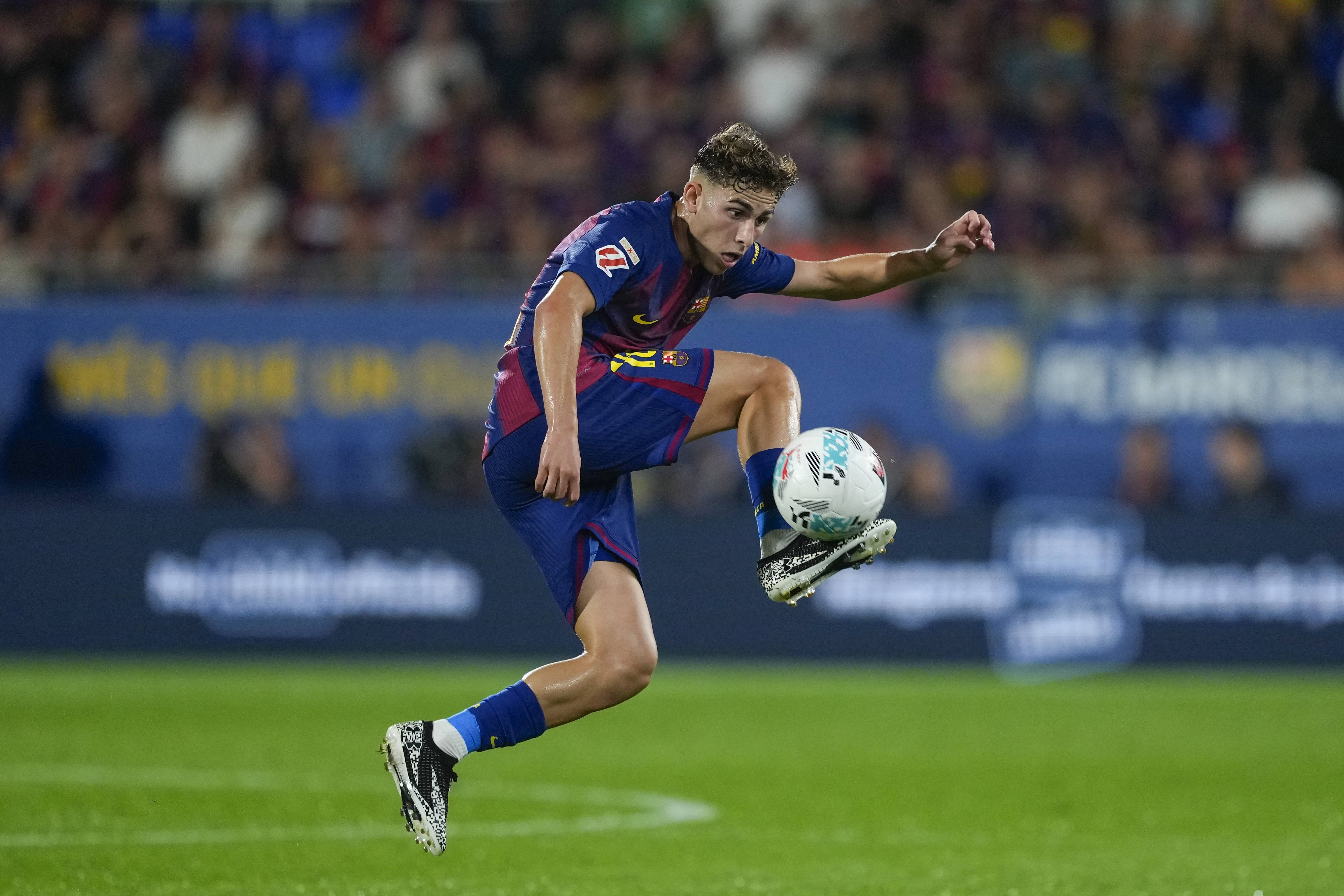 包含巴塞罗那逆转巴伦西亚，稳居西甲榜首位置的词条