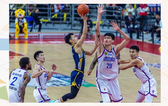 包含广东队员复出，迅速逆转比分取得关键胜利的词条