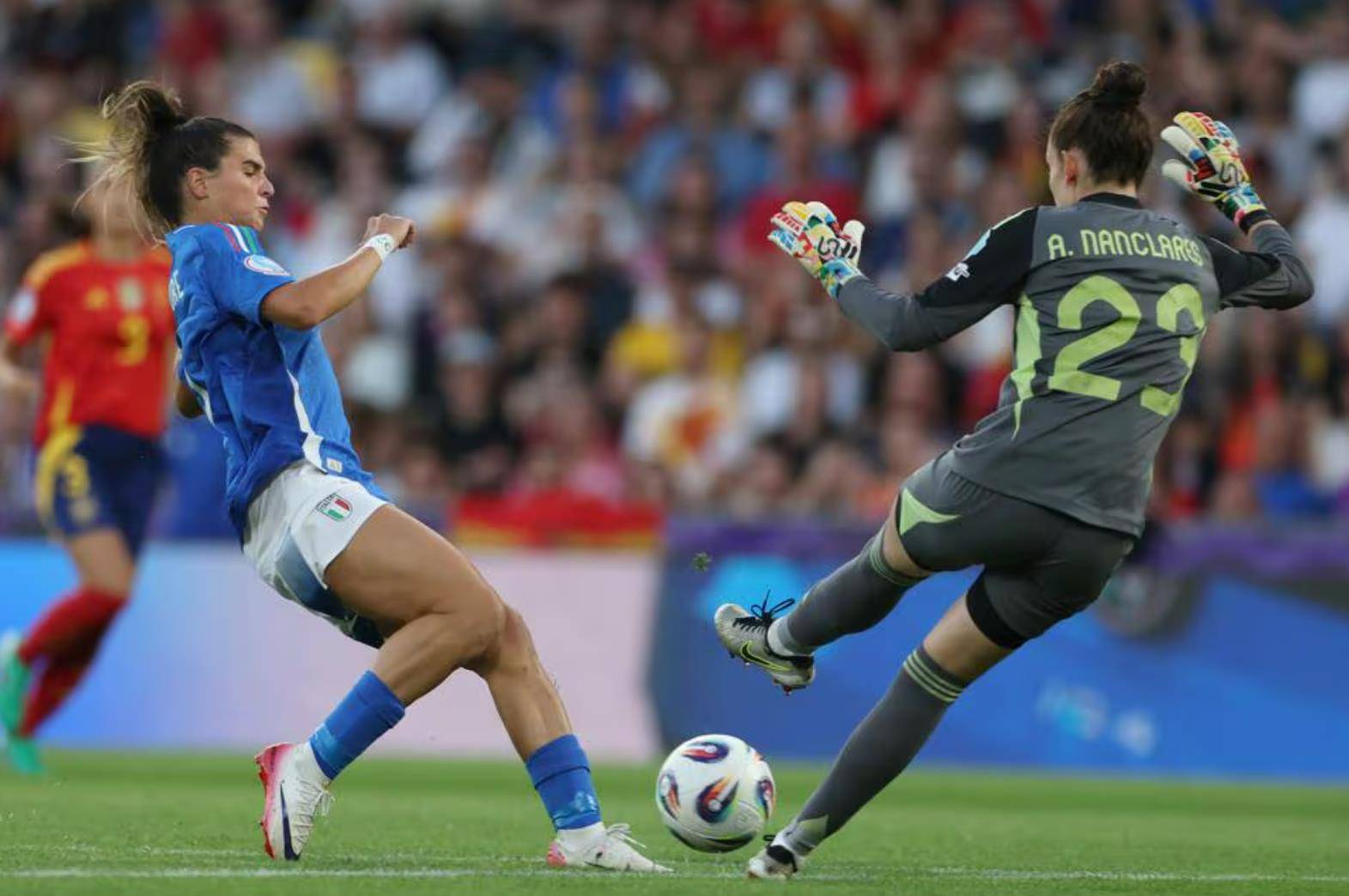 欧洲女足联赛中一场激烈的对决