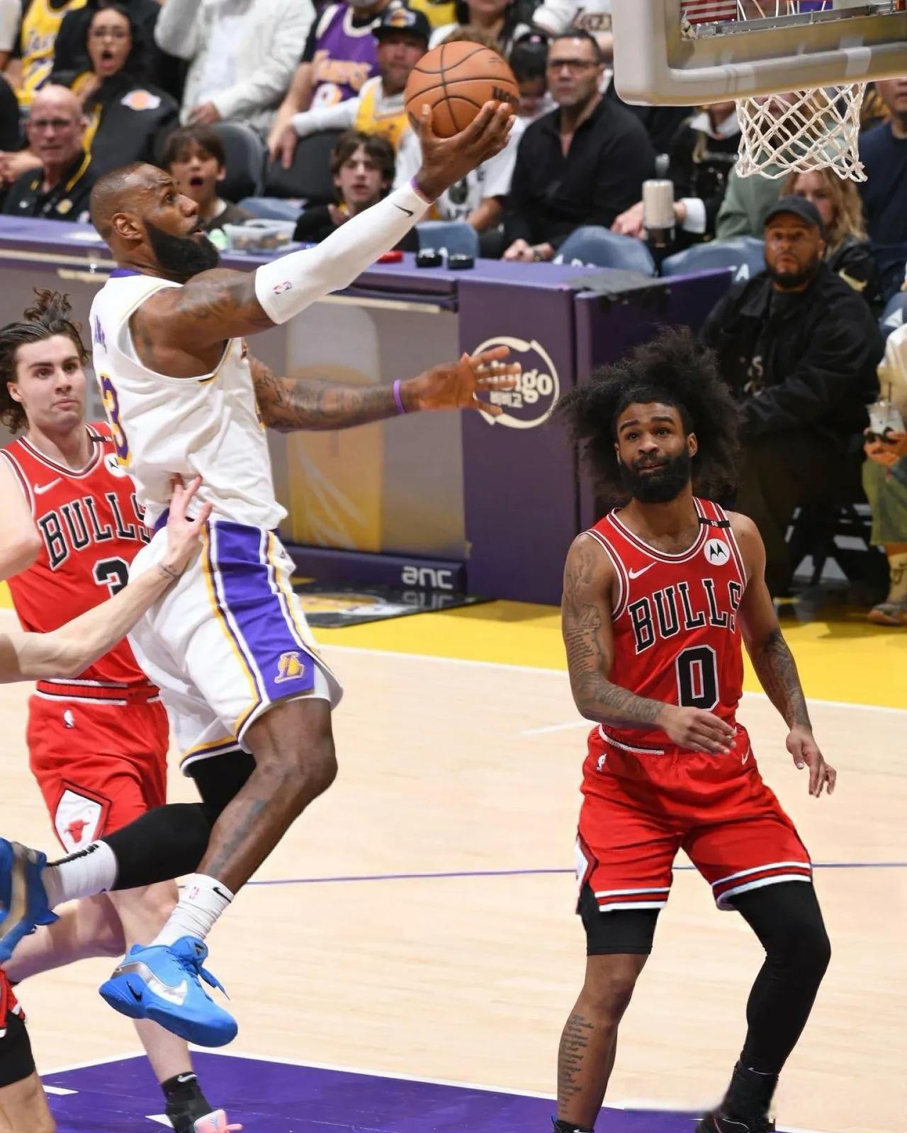 公牛后场进攻火力强，轰破对手防守取胜的简单介绍