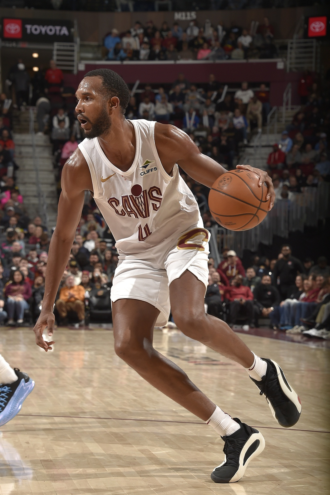 猛龙客场击败步行者，继续领跑东部