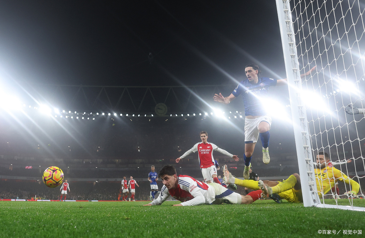 足球盛宴中球队的搏斗展现出团结与拼搏