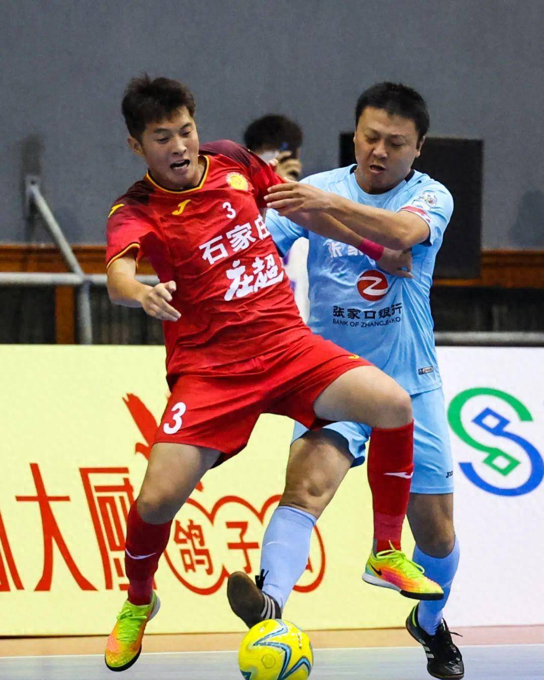 足球盛宴中球队的搏斗展现出团结与拼搏