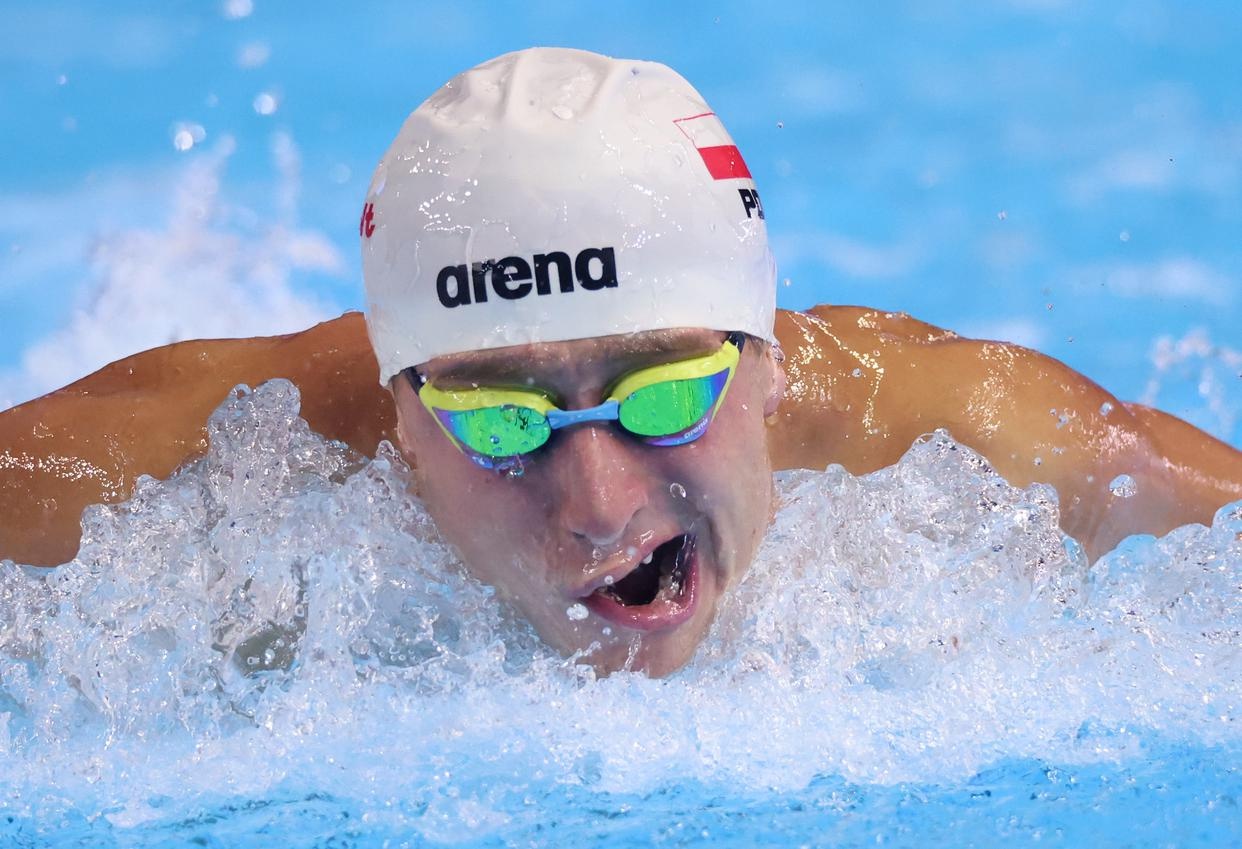 荷兰运动员在游泳比赛中打破记录，夺金