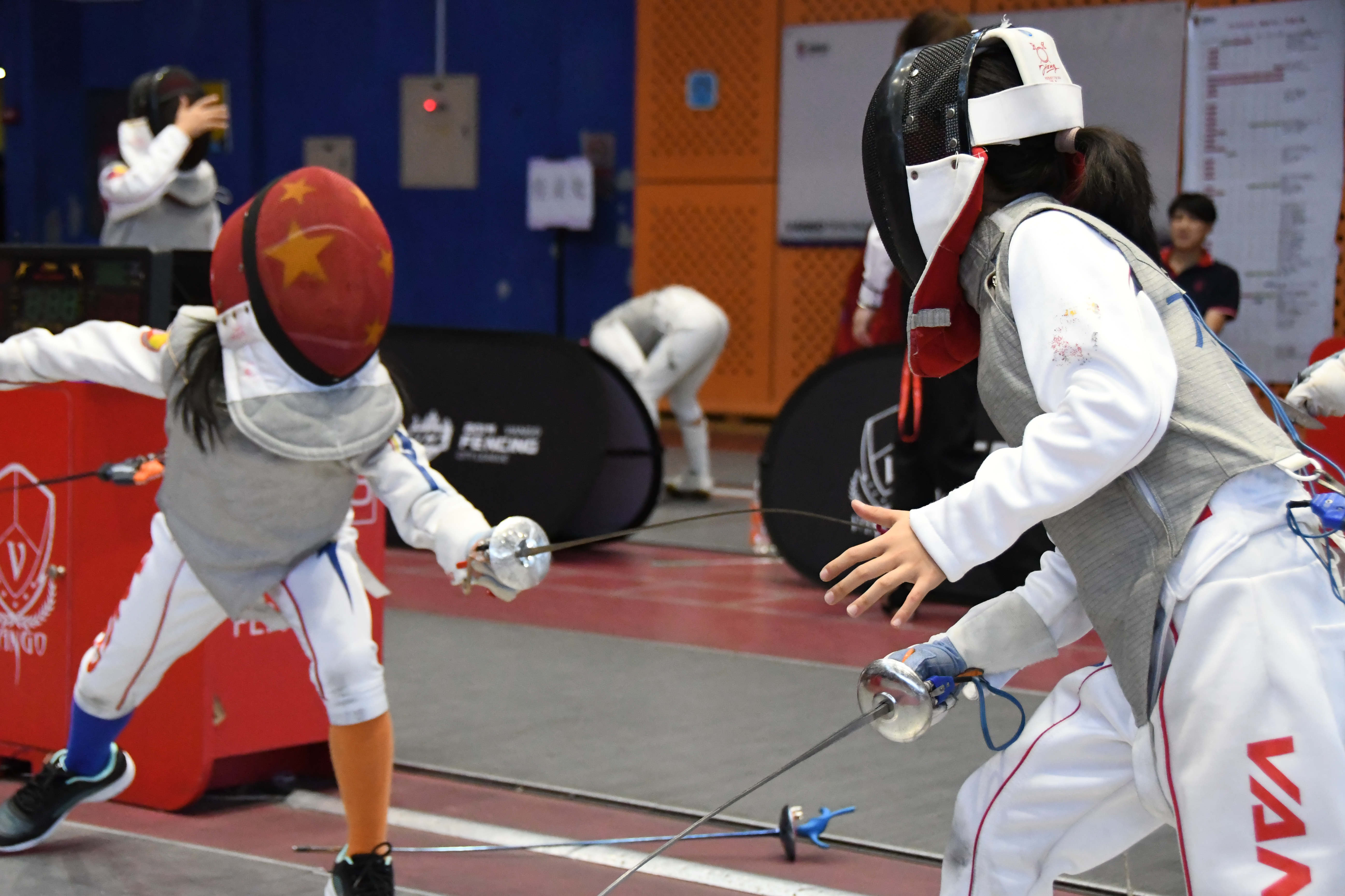 比赛精彩：击剑选手再次逢战