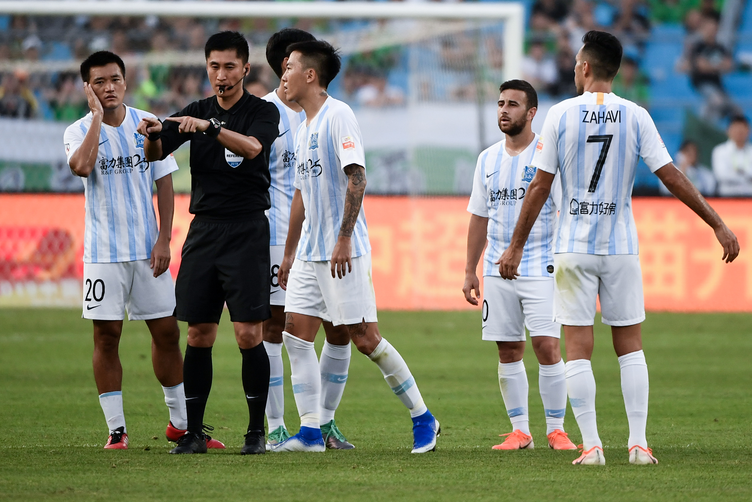 包含球队消息：富力主帅调整战术备战亚冠强敌的词条