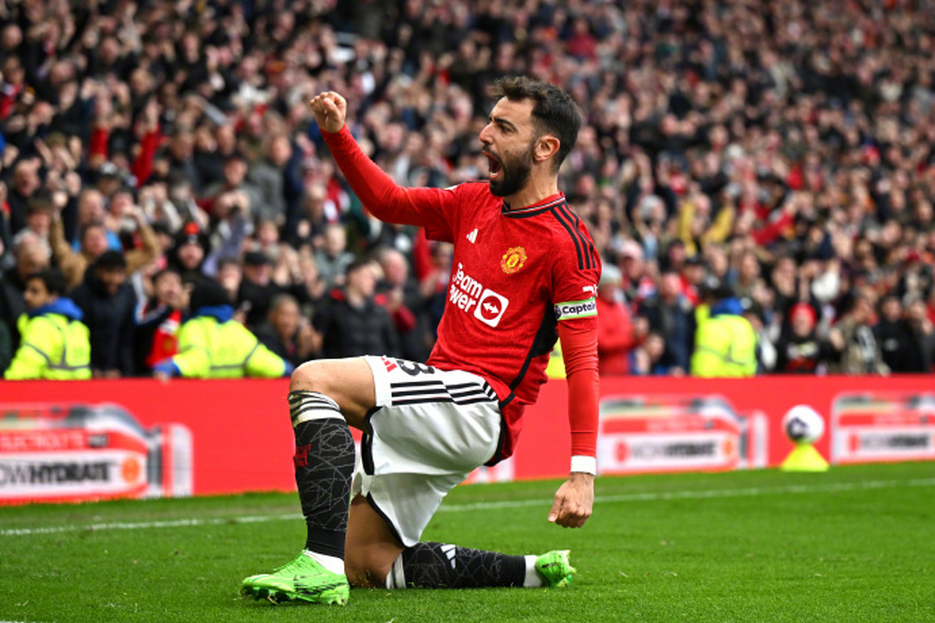 曼联悲伤出局，欧冠旅程终结，球迷心疼不已的简单介绍