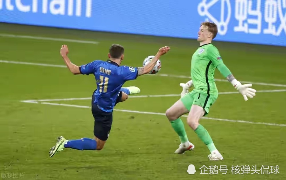 关于英格兰队成功防守稳健，拿到积分守住榜首位置的信息